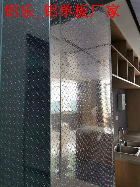 容縣鏤空鋁板價(jià)格解析及鋁樂建材產(chǎn)品優(yōu)勢(shì)